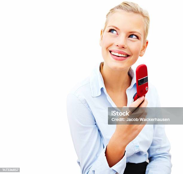 Geschäftsfrau Holding Cellphone Und Lächeln Auf Weißem Hintergrund Stockfoto und mehr Bilder von 20-24 Jahre