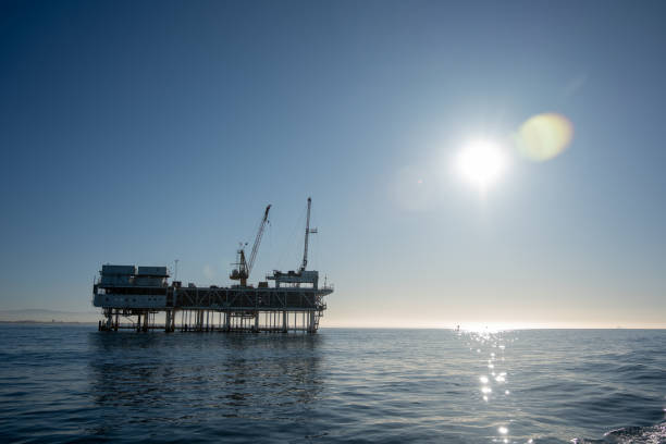 forage de fracturation offshore grand angle le matin sur l’océan pacifique près de long beach dans des eaux calmes près de los angeles en californie - oil rig sea drill petroleum photos et images de collection