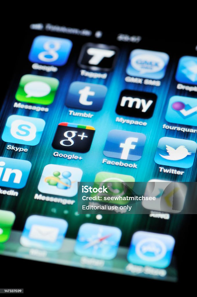 Mediów społecznych aplikacji na Apple iPhone 4 - Zbiór zdjęć royalty-free (Aplikacja mobilna)