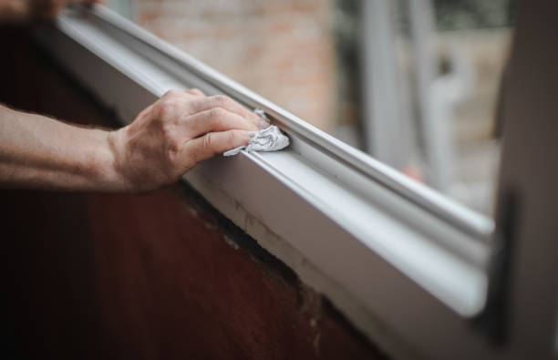 istock Hands of a Caucasian man cleans the window frame. 1473371264