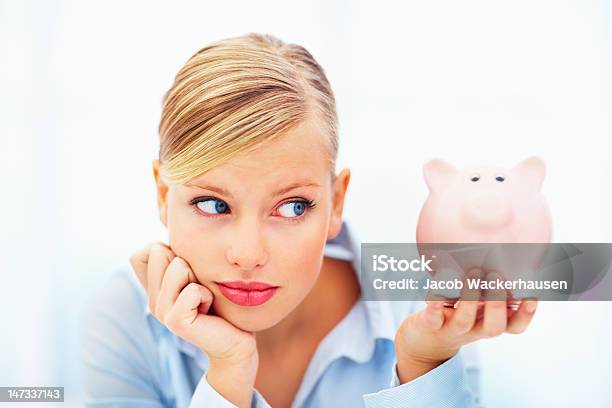 Closeup De Jovem Mulher Segurando Um Mealheiro - Fotografias de stock e mais imagens de Mealheiro - Mealheiro, Beleza, Figura para recortar