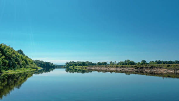 vue aérienne d’un beau paysage d’été au-dessus de fleuve tandis que l’aube. vue supérieure au-dessus de la rivière avec une surface lisse d’eau reflétant le ciel bleu. - horizon over water horizontal surface level viewpoint photos et images de collection