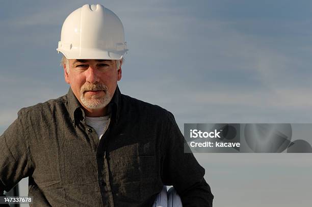 Hombre Trabajador De Construcción Foto de stock y más banco de imágenes de 30-39 años - 30-39 años, 40-44 años, 45-49 años