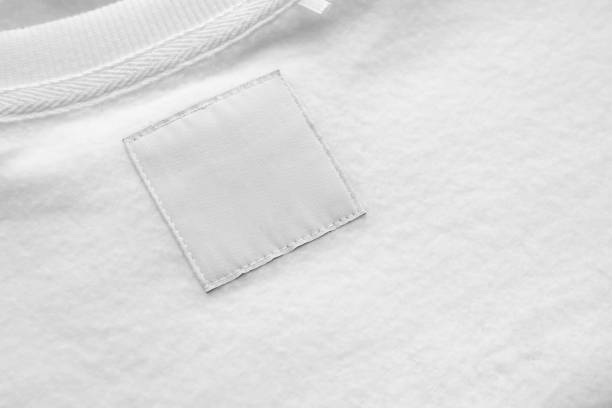 пустая белая этикетка для ухода за бельем на фоне текстуры ткани - label textile shirt stitch стоковые фото и изображения