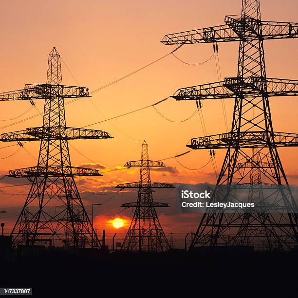 電力 Pylons の夕暮れ - イギリスのストックフォトや画像を多数ご用意 - イギリス, 原子力発電所, イングランド ケント