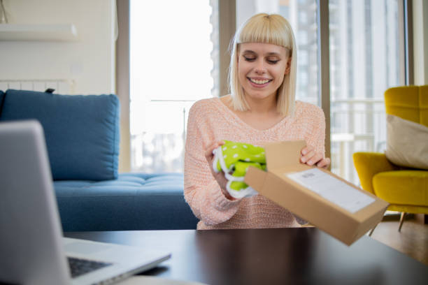 istock Delivery of an online order 1473379362