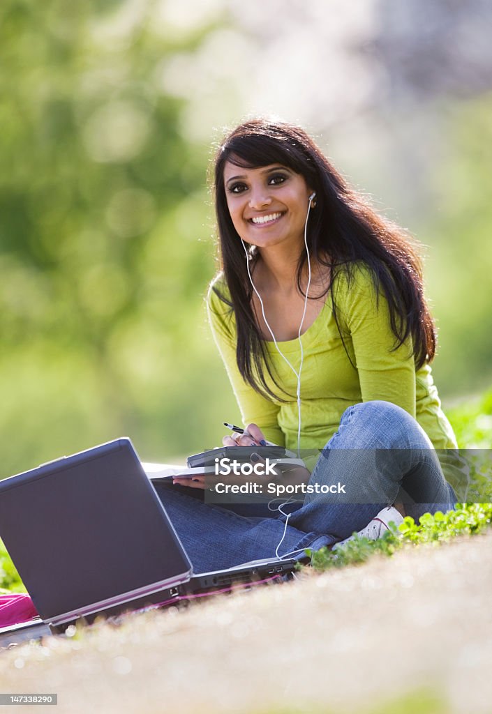 indiana moderna asiática menina estudando ao ar livre - Foto de stock de 20-24 Anos royalty-free