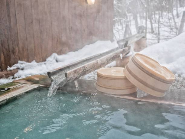 onsen de invierno - lago termal fotografías e imágenes de stock