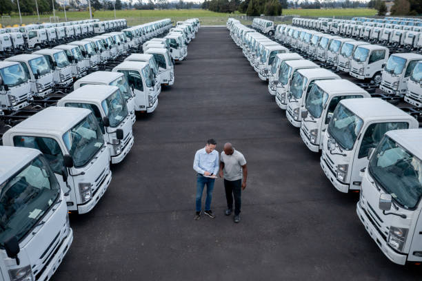 vendedor hablando con un cliente interesado en comprar un camión en un concesionario de automóviles - fleet of vehicles fotografías e imágenes de stock