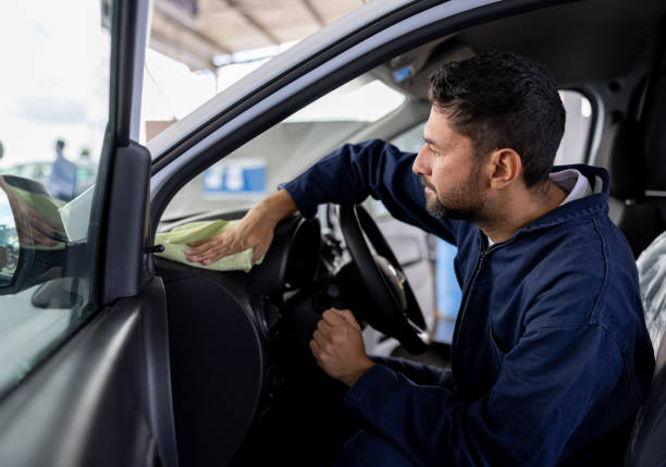 istock Worker polishing a car at a car wash 1473399409