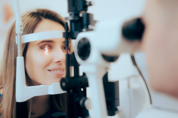 patient pendant l’examen de la vue avec l’ophtalmologiste dans une clinique - work tool paradigm ideas optometrist photos et images de collection