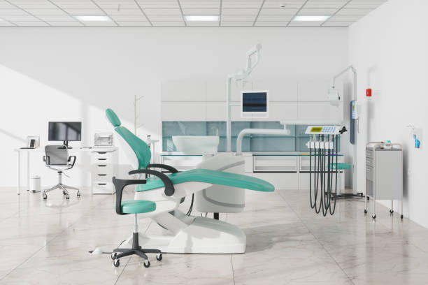современный интерьер стоматологического кабинета с стоматологическим креслом, стоматологическими инструментами, компьютером и белым каб - dentist office dentists chair chair nobody стоковые фото и изображения