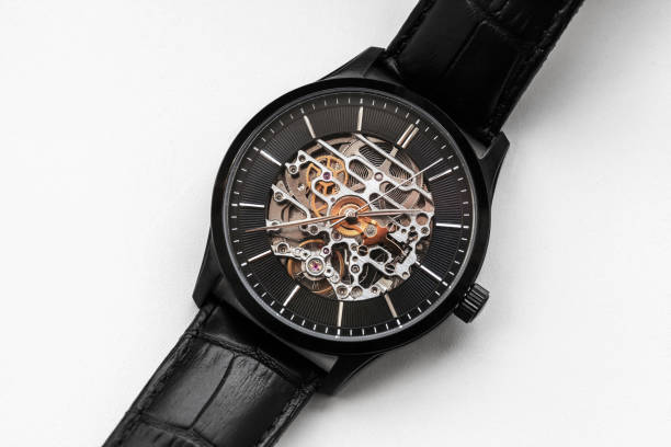 reloj de pulsera esqueleto negro con movimiento abierto, primer plano - watchmaking fotografías e imágenes de stock