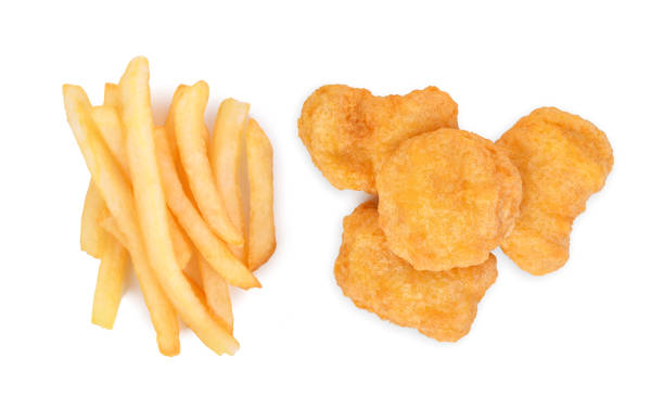 papas fritas y nuggets de pollo aislados en blanco - french fries fast food french fries raw raw potato fotografías e imágenes de stock