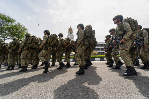 cień procesji żołnierskiej na ulicy podczas święta niepodległości - parade marching military armed forces zdjęcia i obrazy z banku zdjęć