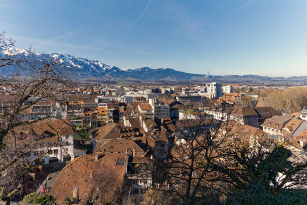 vista panorâmica sobre a cidade de thun, com bela paisagem e alpes suíços ao fundo em um dia ensolarado de inverno. - thun aerial view switzerland tree - fotografias e filmes do acervo