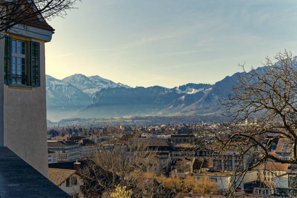 malerische aussicht über die stadt thun mit wunderschöner landschaft und schweizer alpen im hintergrund an einem sonnigen wintertag. - switzerland green thun aerial view stock-fotos und bilder