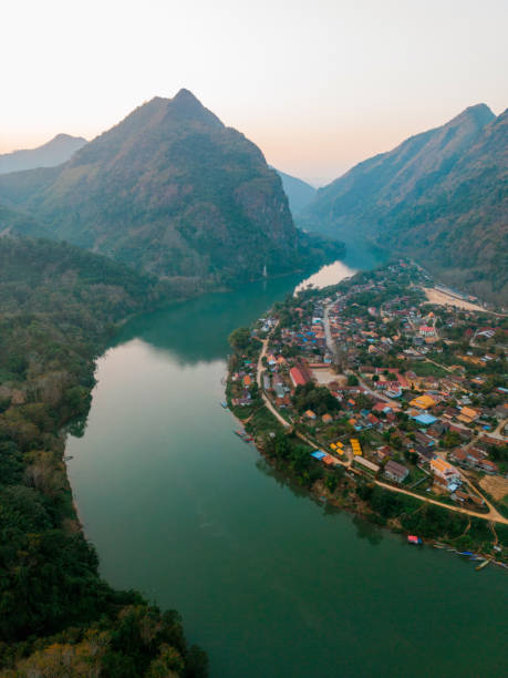 vista aérea da cena tranquila do rio mekong ao pôr do sol - luang phabang laos thailand mekong river - fotografias e filmes do acervo