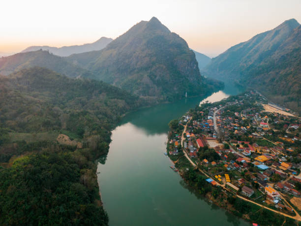 vista aerea della scena tranquilla del fiume mekong al tramonto - river aerial view delta rainforest foto e immagini stock