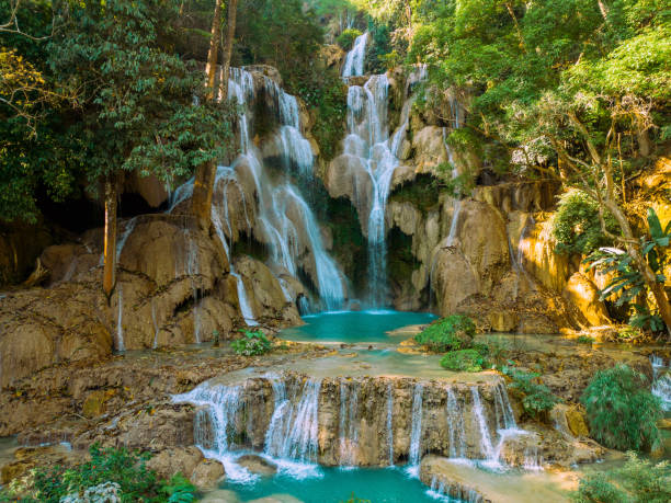 вид с воздуха на освежающий водопад куанг си в джунглях - tropical rainforest tropical climate waterfall landscape стоковые фото и изображения