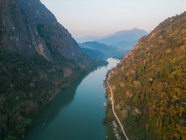 vista aérea da cena tranquila do rio mekong ao pôr do sol - luang phabang laos thailand mekong river - fotografias e filmes do acervo