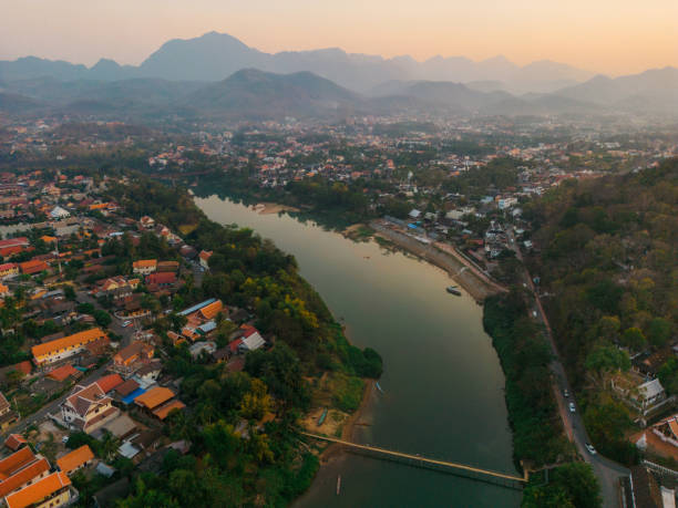 vista aérea da cena tranquila do rio mekong ao pôr do sol - luang phabang laos thailand mekong river - fotografias e filmes do acervo