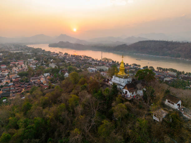 vista aérea da cena tranquila do rio mekong ao pôr do sol - luang phabang laos thailand mekong river - fotografias e filmes do acervo