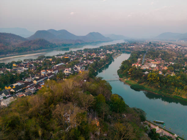 вид с воздуха на спокойную сцену реки меконг на закате - luang phabang laos thailand mekong river стоковые фото и изображения