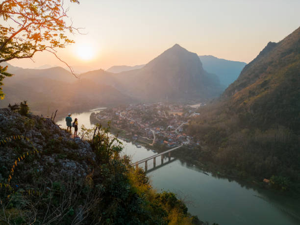 vista aérea da cena tranquila do rio mekong ao pôr do sol - luang phabang laos thailand mekong river - fotografias e filmes do acervo