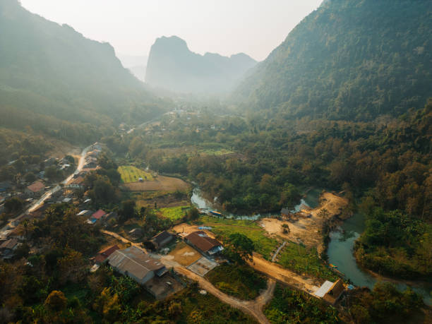 vista aérea da cena tranquila do rio mekong ao pôr do sol - luang phabang laos thailand mekong river - fotografias e filmes do acervo