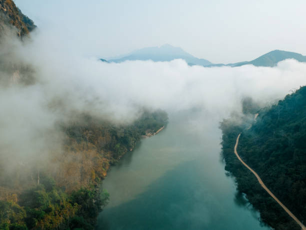 vista aérea da cena tranquila do rio mekong ao pôr do sol - luang phabang laos thailand mekong river - fotografias e filmes do acervo