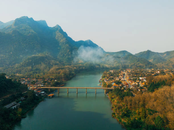 vista aérea da cena tranquila do rio mekong ao pôr do sol - luang phabang laos thailand mekong river - fotografias e filmes do acervo