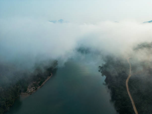 vista aérea da cena tranquila do rio mekong ao pôr do sol - luang phabang laos thailand mekong river - fotografias e filmes do acervo