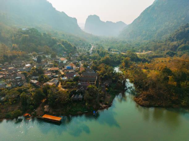 vista aérea da cena tranquila do rio mekong ao pôr do sol - luang phabang laos thailand mekong river - fotografias e filmes do acervo