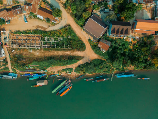 vista aérea da cena tranquila do rio mekong ao pôr do sol - luang phabang laos thailand mekong river - fotografias e filmes do acervo