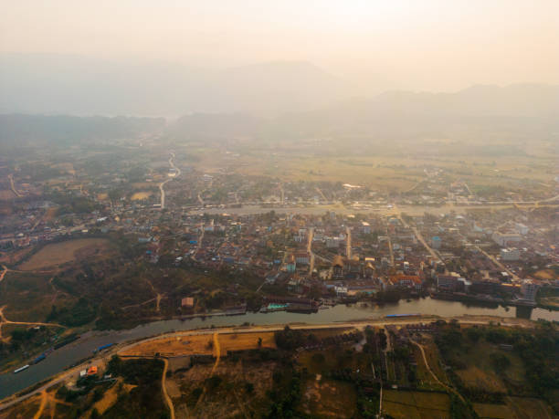 vista aérea da cena tranquila do rio mekong ao pôr do sol - luang phabang laos thailand mekong river - fotografias e filmes do acervo