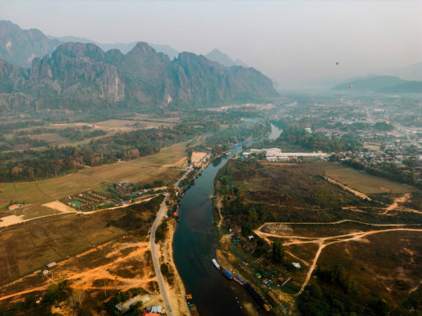 vista aérea da cena tranquila do rio mekong ao pôr do sol - luang phabang laos thailand mekong river - fotografias e filmes do acervo