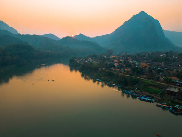 vista aérea da cena tranquila do rio mekong ao pôr do sol - luang phabang laos thailand mekong river - fotografias e filmes do acervo