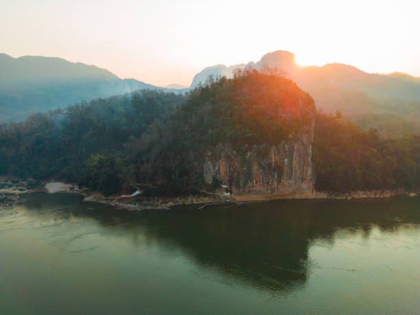 vista aérea da cena tranquila do rio mekong ao pôr do sol - luang phabang laos thailand mekong river - fotografias e filmes do acervo