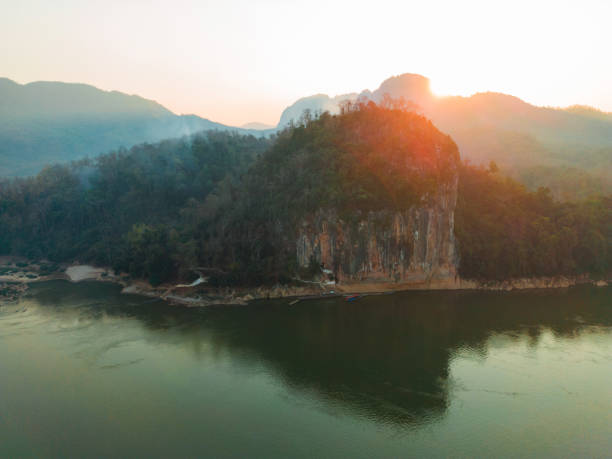 вид с воздуха на спокойную сцену реки меконг на закате - luang phabang laos thailand mekong river стоковые фото и изображения