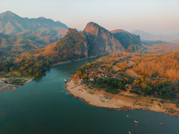 vista aérea da cena tranquila do rio mekong ao pôr do sol - luang phabang laos thailand mekong river - fotografias e filmes do acervo