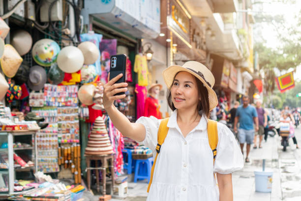 jovem turista mulher asiática desfrutar de passeios no bairro velho em hanói, vietnã. espaço de cópia - vietnam asia hanoi street - fotografias e filmes do acervo