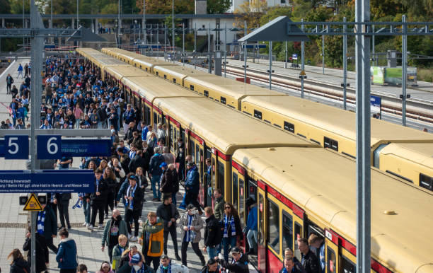 플랫폼에 승객과 함께 도착하는 지하철 열차의 높은 각도보기 - train railroad station berlin germany germany 뉴스 사진 이미지
