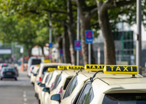 도시 거리에서 택시의 높은 각도보기 - taxi germany car public transportation 뉴스 사진 이미지