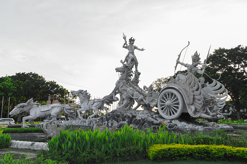 The beauty of the Satria Gatot Kaca statue, which is one of the characters in the Mahabarata story, is known as a knight who is skilled in flying and is responsible for air defense and provides security protection for the Pandawa kingdom.