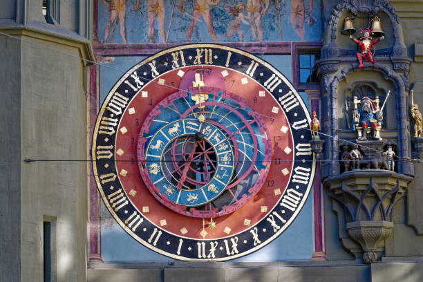 zbliżenie tarczy zegarowej wieży zegarowej o nazwie zytglogge na starym mieście w bernie w słoneczny zimowy dzień. - astronomical clock zdjęcia i obrazy z banku zdjęć