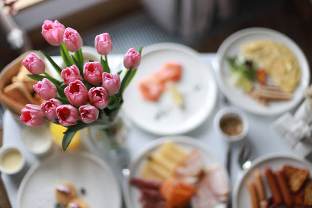 部屋でのお祝いの朝食、3月8日、母は日 - honeymoon hotel hotel suite hotel room ストックフォトと画像