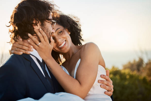 mariage, mariage et amour dans la nature d’un couple interracial heureux de la confiance et de l’engagement. en plein air, mer et maquette avec bonheur et sourire de la mariée et de l’homme en costume lors d’un événement de partenariat - young men young women bride hairstyle photos et images de collection