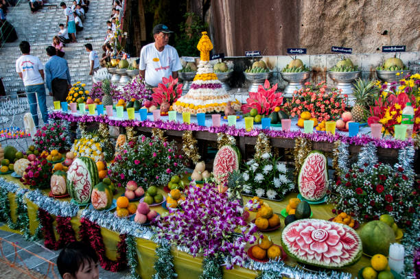 fruits transformés et sculptés - volunteer charity and relief work group of people people photos et images de collection