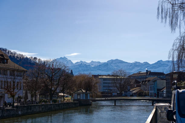 scenic view of river with the swiss alps in the background. - bernese oberland imagens e fotografias de stock